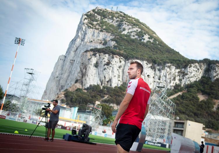 Christian Eriksen kigger rundt på det usædvanlige stadion i Gibraltar, der torsdag aften udgør rammerne om en EM-kvalifikationskamp omgivet af klippe og lufthavn.  Foto: Liselotte Sabroe/Ritzau Scanpix