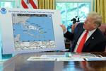 Donald Trump ved vejrkortet med den sorte sprittuschforlængelse til venstre.  Foto: Jonathan Ernst/Ritzau Scanpix