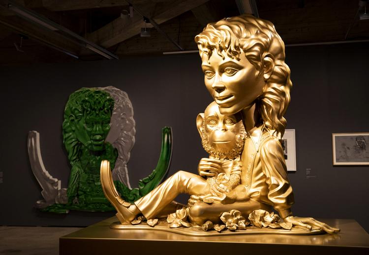 Guldstatuette lavet af kunstneren Paul McCarty. Den er en del af 'Michael Jackson: On The Wall'-udstillingen.  Foto: Lehtikuva/Ritzau Scanpix