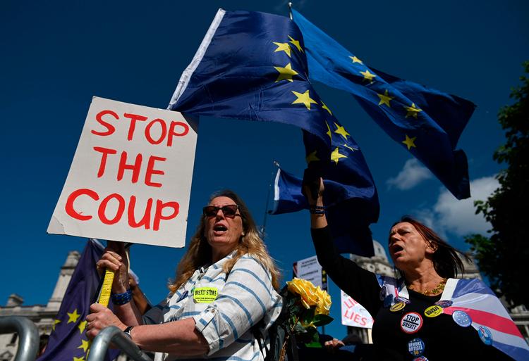 
Protesterne mod det, modstanderne kalder "Kuppet", fortsætter. At Boris Johnson først suspenderer parlamentet i ugevis for at få arbejdsro til at kunne manøvrere Storbritannien ud af EU og derefter rammes af modstandernes forbud mod at lade landet forlade EU uden en aftale skaber kæmpe blev onsdag fulgt af en afstemning, hvor Johnson ikke komme igennem med et forslag om parlamentsvalg inden EU-deadlinen den 31. oktober Foto: Daniel Leal-olivas/Ritzau Scanpix