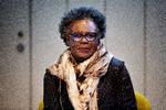 Claudia Rankine fortæller om det hårde arbejde med at indsamle alle de små - og store - historier om hverdagsracisme, som folk går rundt med. Man skal bære på deres følelser, deres skuffelse, deres vrede, deres smerte, siger hun.  Foto: Martin Lehmann/POLFOTO