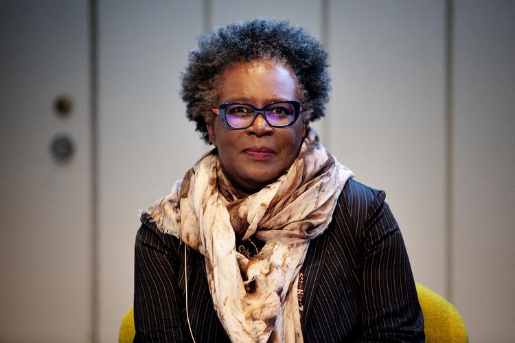 Claudia Rankine fortæller om det hårde arbejde med at indsamle alle de små - og store - historier om hverdagsracisme, som folk går rundt med. Man skal bære på deres følelser, deres skuffelse, deres vrede, deres smerte, siger hun.  Foto: Martin Lehmann/POLFOTO