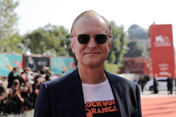 I 'The New Pope' spiller Ulrich Thomsen den katolske læge Helmer Lindegard, der tilser pave Pius XIII (Jude Law), som er havnet i koma.  Foto: La Biennale di Venezia/ASAC