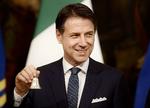 Italiens regeringschef, Giuseppe Conte, ringer med sølvklokken, som man gør i Italien, når en ny regering holder sig første møde.  Foto: Filippo Monteforte/Ritzau Scanpix