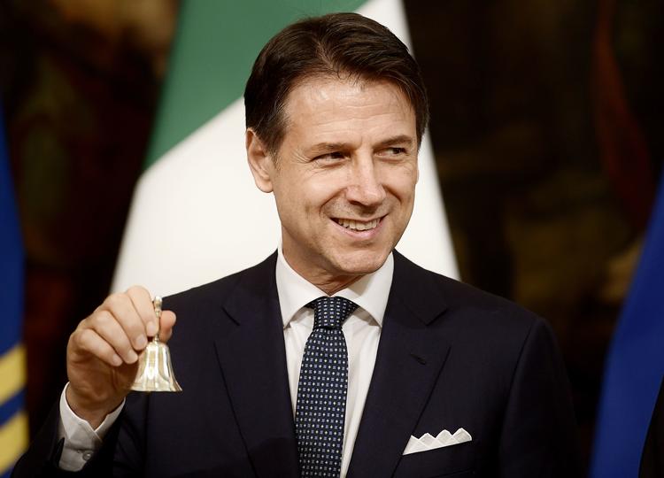 Italiens regeringschef, Giuseppe Conte, ringer med sølvklokken, som man gør i Italien, når en ny regering holder sig første møde.  Foto: Filippo Monteforte/Ritzau Scanpix
