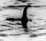 Sandsynligheden for at Loch Ness-uhyret findes i virkeligheden ligger nu på et ganske lille sted. En dna-analyse fra 250 vandprøver fra den sagnomspundne sø, viser ingen tegn på et forhistorisk monster, som er efterkommere af dinosaurer fra Kridttiden. Billedet 'Kirurgens foto' fra 1934 er måske det mest berømte billede af uhyret, som viste sig at være fake. (AP Photo, File). (Foto: /Ritzau Scanpix)
   Foto: /Ritzau Scanpix