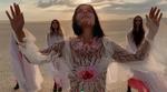 Nayasha Khan, bedst kendt som Bat for Lashes, fører an i en smuk dans med mørket. Hendes album er en hyldest til Los Angeles fortabte piger.  Foto: Screenshot