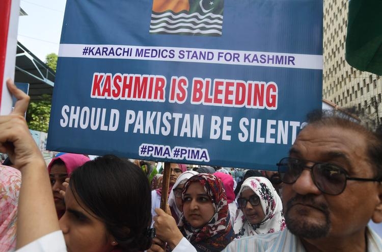 Gennem dialog og forhandling kan parterne nå frem til en levedygtig løsning, som kan markere afslutningen på kashmirernes mangeårige lidelser og opnå varig og retfærdig fred i regionen, skriver premierminister i Pakistan, Imran Khan.
   Arkivfoto: Asif Hassan