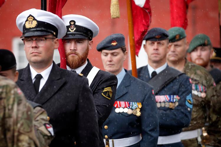 Flagdag for Danmarks udsendte fejres flere steder i Danmark. Her bæres fanerne på plads på Kastellet i København.







































































































   Foto: Jens Dresling/POLFOTO