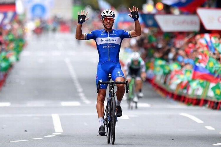 Philippe Gilbert krydser målstregen 3 sekunder foran de nærmeste rivaler på 12. etape i Vuelta a España. Foto: Unipublic/Photogomez Sport. 