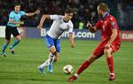 Italiens Federico Chiesa (tv.) i duel med Armeniens Varazdat Haroyan torsdag aften i Jerevan, hvor hjemmeholdet blev sat på plads.   Foto: Karen Minasyan/Ritzau Scanpix