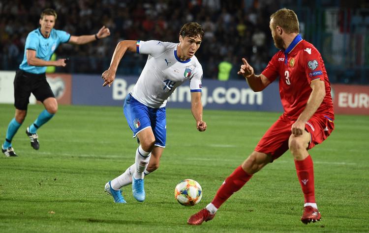 Italiens Federico Chiesa (tv.) i duel med Armeniens Varazdat Haroyan torsdag aften i Jerevan, hvor hjemmeholdet blev sat på plads.   Foto: Karen Minasyan/Ritzau Scanpix