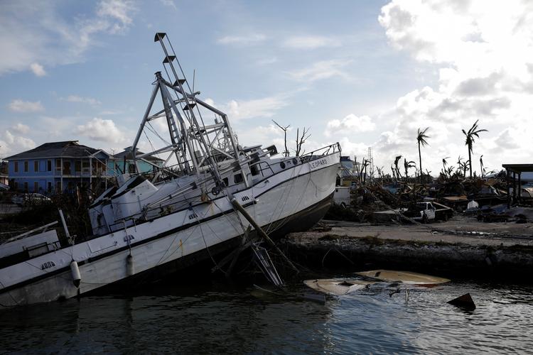 En ødelagt båd ses på marinen, efter orkanen Dorian ramte Abaco øerne i Bahamas. Den gik mandag i land i østaten som en kategori-5 orkan.  Foto: Marco Bello/Ritzau Scanpix