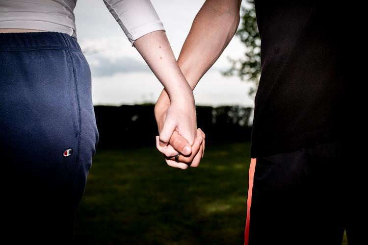 Louie Mirabel Steckhahn på 15 år holder rigtig meget i hånd for tiden. I løbet af de første uger på efterskole er han nemlig blevet kæreste med en af de andre elever.  Foto: Jens Hartmann Schmidt/POLFOTO