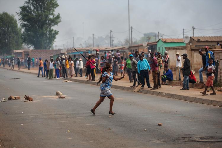 Indbyggere i Johannesburgs Katlehong township er på gaden. Spændingerne mellem Sydafrika og Nigeria fortsætter. Flere er dræbt i Sydafrika, og landet har midlertidigt lukket sine diplomatiske missioner i Nigeria.  Foto: Michele Spatari/Ritzau Scanpix