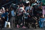 Hundreder af asylsøgere stiger i land i Thessaloniki - efter at de var kommet fra Tyrkiet til øen Lesbos. Grækenland beder om international hjælp. Det gør Tyrkiet også. 
   Foto: Sakis Mitrolidis/Ritzau Scanpix