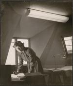 Grethe Meyer valgte atypisk for sin samtid i 1950’erne at være eneforsøger til datteren Dorthe i en trang lejlighed i Nordvest. Talent, flid og viljestyrke bragte hende mange store designopgaver, så hun i 1963 kunne købe sit eget rækkehus i Hørsholm. Foto: Privatfoto