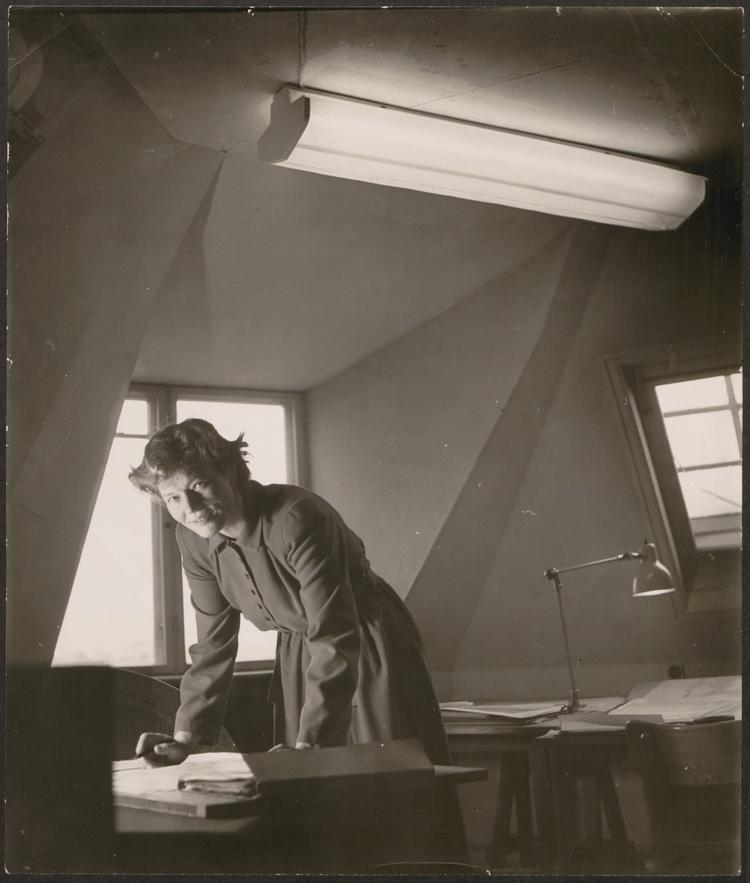 Grethe Meyer valgte atypisk for sin samtid i 1950’erne at være eneforsøger til datteren Dorthe i en trang lejlighed i Nordvest. Talent, flid og viljestyrke bragte hende mange store designopgaver, så hun i 1963 kunne købe sit eget rækkehus i Hørsholm. Foto: Privatfoto