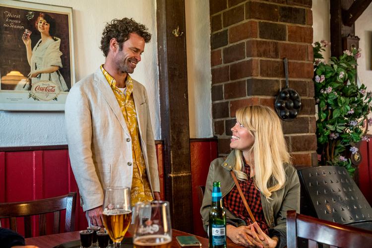 René (Mick Øgendahl) flirter temmelig forgæves med præstedatteren Maria (Anna Stokholm) i 'Minkavlerne'.  Foto: Per Arnesen/TV 2