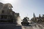 Et køretøj passerer gennem Raqqa i Syrien, kort tid efter Islamisk Stat var blevet drevet ud af byen. Nu bliver også den danske indsats mod Islamisk Stat styrket. Foto: Asmaa Waguih/Ritzau Scanpix
