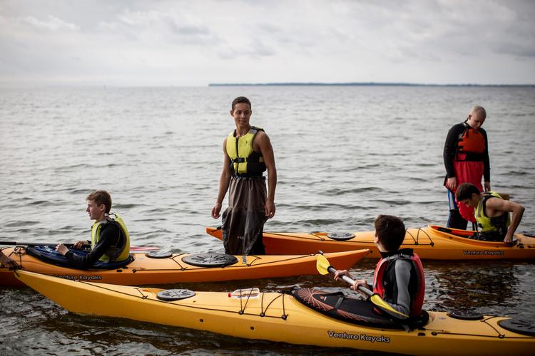 På Faxehus Efterskole er mobilerne de første fire uger lagt væk til fordel for bevægelse. Her er havkajakholdet draget til vands for at afprøve det, de har lært til lands.  Foto: Jens Hartmann Schmidt/POLFOTO