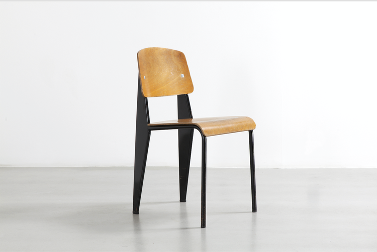 70-80.000 kroner skal man punge ud med, hvis man vil have et originalt eksemplar af Jean Prouvés Standard-stol, som han lavede til et kollegium i den franske by Nancy.  Pr-foto 