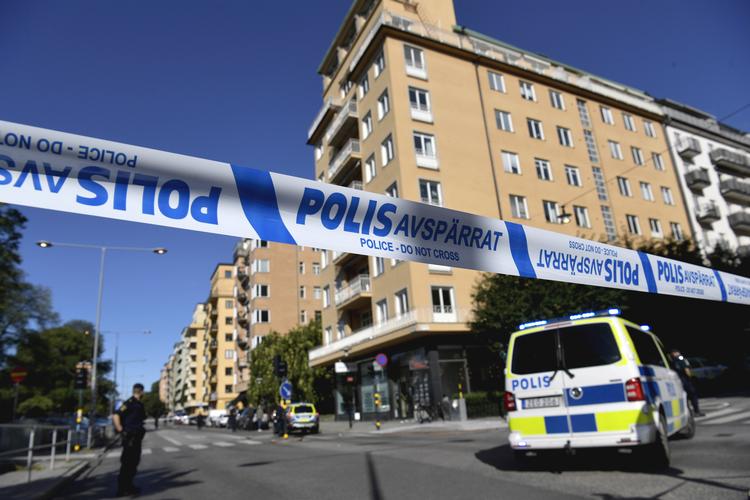 Politiet afspærrede et større område efter skudepisoden på  Kungsholmen i Stockholm. Foto: 10050 Pontus Lundahl/tt/Ritzau Scanpix