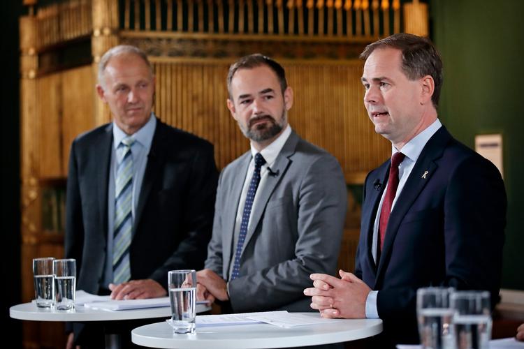 Finansminister Nicolai Wammen  (t.h) præsenterede fredag sammen med KL's formandskab Århus-borgmester Jacob Bundsgaard (S) og Kalundborgs Martin Damm (V) aftalen om kommunernes økonomi for 2020.



























































































   Foto: Jens Dresling/POLFOTO