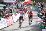 Den slovenske dobbelttriumf er en kendsgerning på Vuelta a Españas 13. etape med Tadej Pogacar i mål som vinder foran indehaveren af den røde førertrøje Primoz Roglic. Foto: Unipublic/Photogomez Sport. 