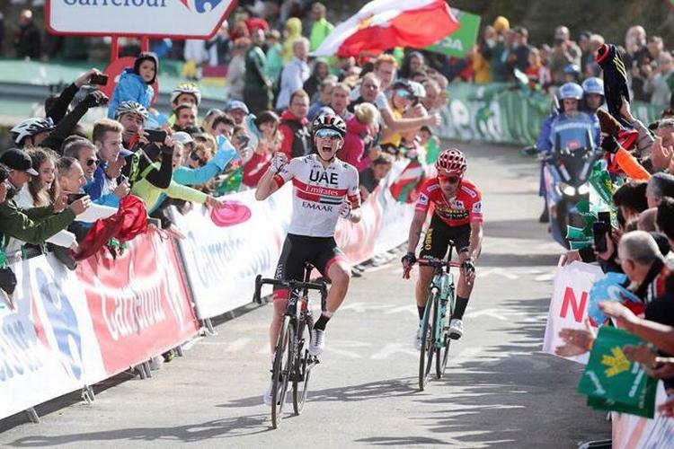 Den slovenske dobbelttriumf er en kendsgerning på Vuelta a Españas 13. etape med Tadej Pogacar i mål som vinder foran indehaveren af den røde førertrøje Primoz Roglic. Foto: Unipublic/Photogomez Sport. 
