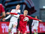 En af Danmarks debutanter i Aalborg var Jens Odgaard (th.), der her duellerer med Attila Szalai.
   Foto: Henning Bagger/Ritzau Scanpix