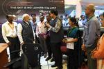Indiens premierminister, Narendra Modi taler med repræsentanter fra den indiske rumfartsorganisation, Indian Space Research Organization (Isro), efter månelandingen mislykkedes.  Foto: Handout/Ritzau Scanpix