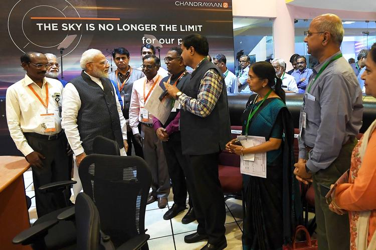 Indiens premierminister, Narendra Modi taler med repræsentanter fra den indiske rumfartsorganisation, Indian Space Research Organization (Isro), efter månelandingen mislykkedes.  Foto: Handout/Ritzau Scanpix
