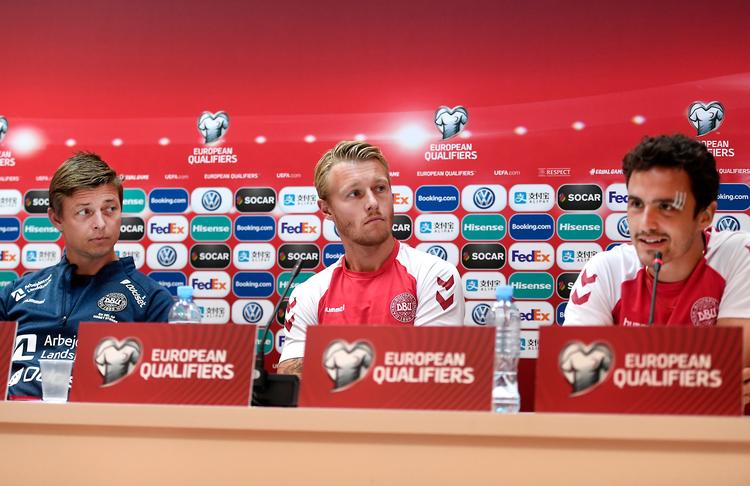 Simon Kjær, Thomas Delaney og Jon Dahl Tomasson ved med rette ikke helt, hvad de skal forvente af kampen mod Georgien. Hjemmeholdet har nemlig vidt forskelligt niveau afhængigt af dagen.
   Foto: Lars Poulsen/POLFOTO