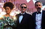 Skuespillerne Zazie Beetz og Joaquin Phoenix poserer sammen med instruktøren Todd Phillips. REUTERS/Yara Nardi
   Foto: Yara Nardi/Ritzau Scanpix