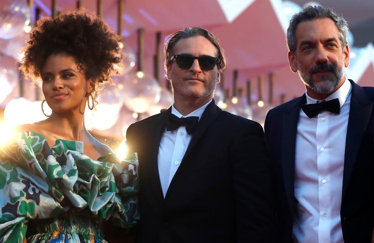 Skuespillerne Zazie Beetz og Joaquin Phoenix poserer sammen med instruktøren Todd Phillips. REUTERS/Yara Nardi
   Foto: Yara Nardi/Ritzau Scanpix