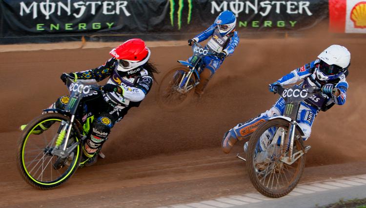 
Leon Madsen med hvid hjelm fik slet ikke det optimale ud af 2019 DANISH FIM SPEEDWAY GRAND PRIX SPONSORED BY ECCO. Han måtte se til, mens de nærmeste konkurrenter kørte fra ham.
   Foto: sportxpress/Ritzau Scanpix