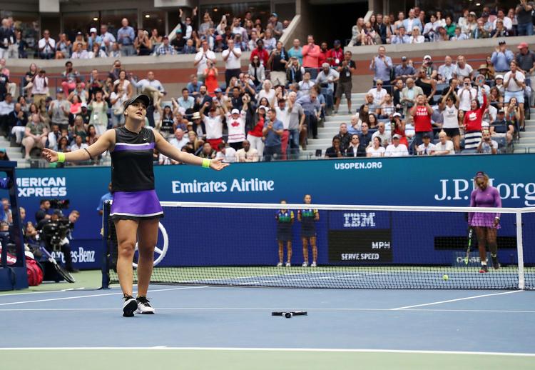 Bianca Andreescu smed ketsjeren, da sidste bold var i hus, og hun kunne lade sig hylde som årets vinder af US Open.  Foto: Al Bello/Ritzau Scanpix