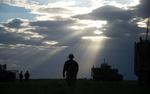 En amerikansk soldat befinder sig ved landsbyen Hasti i provinsen Paktikain i Afghanistan. Den amerikanske præsident, Donald Trump, har tilkendegivet, at antallet af soldater vil falde fra 13.000 til cirka 8.600, hvis fredsforhandlinger med Taliban i Afghanistan lykkes. Men præsidenten har netop aflyst et topmøde med den militante bevægelse.  Foto: Johannes Eisele/Ritzau Scanpix