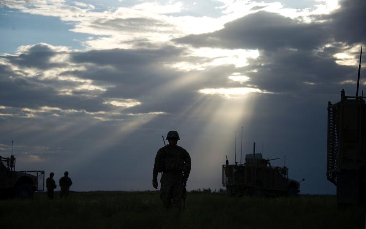 En amerikansk soldat befinder sig ved landsbyen Hasti i provinsen Paktikain i Afghanistan. Den amerikanske præsident, Donald Trump, har tilkendegivet, at antallet af soldater vil falde fra 13.000 til cirka 8.600, hvis fredsforhandlinger med Taliban i Afghanistan lykkes. Men præsidenten har netop aflyst et topmøde med den militante bevægelse.  Foto: Johannes Eisele/Ritzau Scanpix