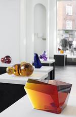 Ved første øjekast minder Nørgaards glasskulpturer om den amerikanske kunstner Roni Horns værker, der er som størknet hav. Ligesom i et yin-yan-symbol bebor modsætningerne hinanden: Det flydende findes i det størknede og omvendt.  Foto: Stine Heger