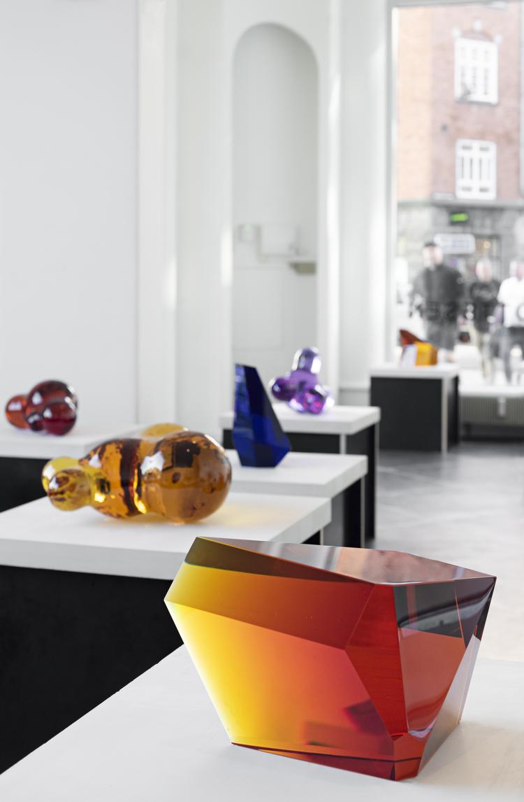 Ved første øjekast minder Nørgaards glasskulpturer om den amerikanske kunstner Roni Horns værker, der er som størknet hav. Ligesom i et yin-yan-symbol bebor modsætningerne hinanden: Det flydende findes i det størknede og omvendt.  Foto: Stine Heger