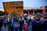 »Al magt til folket«, står der på skiltet, som en kvinde holder, under en demonstration i Sankt Petersborg. Siden midten af juli har russere i tusindtal gået på gaden stort set hver weekend for at protestere mod, at oppositionens kandidater er blevet forhindret i at stille op til søndagens lokalvalg i den russiske hovedstad.   Foto: Olga Maltseva/Ritzau Scanpix