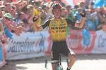 Amerikaneren Sepp Kuss nyder i fulde drag sin triumf på 15. etape i Vuelta a España. Foto: Unipublic/Photogomez Sport. 