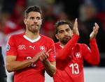 Schweizerne Fabian Schar og Ricardo Rodriguez klapper sammen med publikum efter en sikker sejr over Gibraltar søndag aften i Sion.
   
   Foto: Denis Balibouse/Ritzau Scanpix