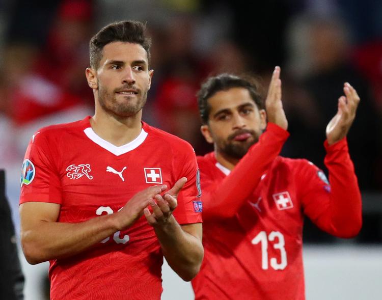 Schweizerne Fabian Schar og Ricardo Rodriguez klapper sammen med publikum efter en sikker sejr over Gibraltar søndag aften i Sion.
   
   Foto: Denis Balibouse/Ritzau Scanpix