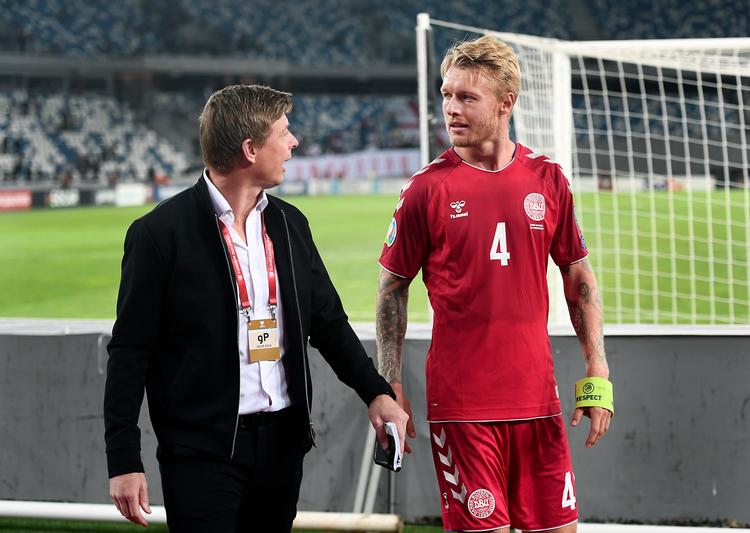 Det lykkedes hverken landsholdet at skabe mange chancer eller score mål mod Georgien. Jon Dahl Tomasson og Simon Kjær analyserer sagerne kort efter slutfløjt.
   Foto: Lars Poulsen/POLFOTO