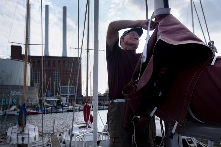 Leif Bayer fra sejlklubben Frem pusler om sin båd, Anna, der nu risikerer at måtte vige sin vinterplads i den kabale, der skal flytte Danmarks Tekniske Museum til Svanemølleværket.  Foto: Mikkel Hørlyck/POLFOTO