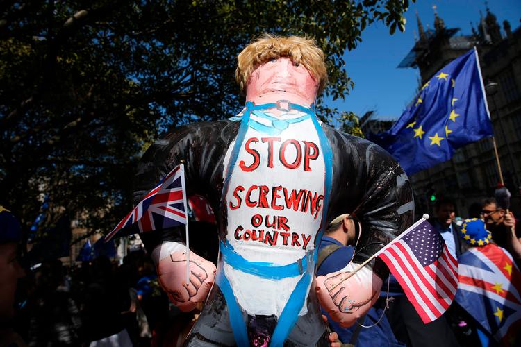 
  Demonstanter foran det britiske parlament. Foto: Isabel Infantes/Ritzau Scanpix