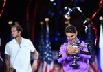 Rafael Nadal fik for fjerde gang fingrene i US Open-trofæet, men Daniil Medvedev i baggrunden fik en fornemmelse af, at han kan udfordre spillets største navne på den største scene.   Foto: Johannes Eisele/Ritzau Scanpix